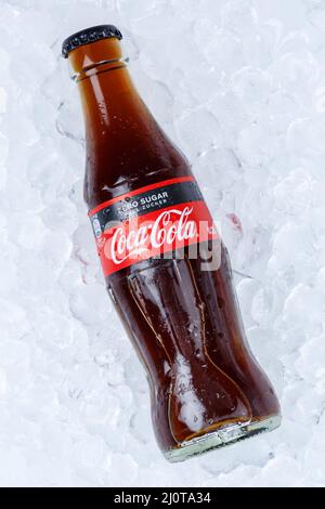 Coca Cola Coke Zero Sugar in A Bottle Limonade Softdrink auf Ice Ice Cube Vertikales Format Stockfoto