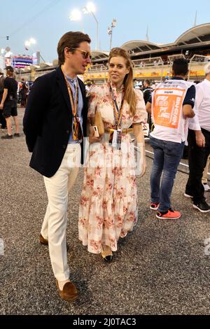 Sakhir, Bahrain. 20. März 2022. Edoardo Mapelli Mozzi am Gitter mit seiner Frau Prinzessin Beatrice. Großer Preis von Bahrain, Sonntag, 20.. März 2022. Sakhir, Bahrain. Quelle: James Moy/Alamy Live News Stockfoto