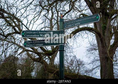 Touristenschild am Cahir Castle, Tipperary, Irland, zeigt auf Cahir Castle, Swiss Cottage und Coronation Walk. Stockfoto