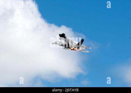 Ein Hawaii Air National Guard F-22 Raptor hebt während einer Trainingsübung am 21. Januar 2022 auf dem Honolulu International Airport, Hawaii, ab. Die Übung soll den Teilnehmern einen facettenreichen, gemeinsamen Veranstaltungsort mit unterstützender Infrastruktur und Personal bieten. (USA Foto der Air National Guard von Meister Sgt. Mysti Bicoy) Stockfoto