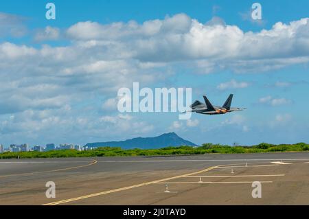 Eine Hawaii Air National Guard F-22 Raptor fliegt während einer gemeinsamen Übung am 21. Januar 2022 auf der Joint Base Pearl Harbor-Hickam, Hawaii. Die Übung bietet qualitativ hochwertige Schulungen für die Total Force und das Verteidigungsministerium, um die Letalität und Bereitschaft für gegenwärtige und zukünftige Kriegskämpfer zu erhöhen. Die „Hawaiian Raptors“, die von ANG und Active-Duty Airmen der 199th und 19th Jagdgeschwader betrieben werden. (USA Foto der Air National Guard von Meister Sgt. Mysti Bicoy) Stockfoto