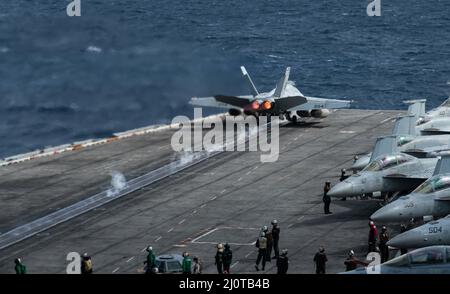 220122-N-AV223-1083 PHILIPPINISCHES MEER (JAN 22, 2022) eine F/A-18E Super Hornet, die den „Stingers“ des Strike Fighter Squadron (VFA) 113 zugewiesen wurde, startet am 22. Januar 2022 vom Flugdeck des Nimitz-Klasse-Flugzeugträgers USS Carl Vinson (CVN 70). Als Teil der US-Pazifikflotte führen Einheiten, die Carl Vinson und Abraham Lincoln Carrier Strike Groups, America und Essex Amphibious Ready Groups gemeinsam mit der japanischen Maritime Self-Defense Force zugewiesen wurden, Schulungen durch, um eine freie und offene Region im Indo-Pazifik zu erhalten und zu schützen. (USA Navy Foto von Mass Communication Specialist Seaman Apprentice De Stockfoto