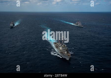 220122-N-PV401-1087 PHILIPPINISCHES MEER (JAN 22, 2022) von links nach rechts durchfuhr der Lenkrakenkreuzer USS Mobile Bay (CG 53) der Ticonderoga-Klasse, der Lenkrakenzerstörer USS Chafee (DDG 90) der Arleigh Burke-Klasse und der Lenkrakenkreuzer USS Lake Champlain (CG 57) der Ticonderoga-Klasse das philippinische Meer, 22. Januar 2022. Als Teil der US-Pazifikflotte führen Einheiten, die Carl Vinson und Abraham Lincoln Carrier Strike Groups, America und Essex Amphibious Ready Groups gemeinsam mit der japanischen Maritime Self-Defense Force zugewiesen wurden, Schulungen durch, um eine freie und offene Indo-Pazifik-Regi zu bewahren und zu schützen Stockfoto