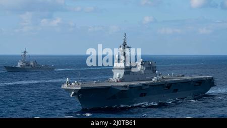 220122-N-AV223-1051 PHILIPPINISCHES MEER (JAN 22, 2022) Japan Maritime Self-Defense Force (JMSDF) Hyuga-Klasse Hubschrauber Zerstörer JS Hyuga (DDH 181) und Arleigh Burke-Klasse geführte Raketen Zerstörer USS Gridley (DDG 101) Transit the Philippine Sea, Jan. 22, 2022. Als Teil der US-Pazifikflotte führen Einheiten, die Carl Vinson und Abraham Lincoln Carrier Strike Groups, America und Essex Amphibious Ready Groups gemeinsam mit JMSDF zugewiesen wurden, Schulungen durch, um eine freie und offene Region im Indo-Pazifik zu erhalten und zu schützen. (USA Navy Foto von Mass Communication Specialist Seaman Apprentice Derek Kelley) Stockfoto
