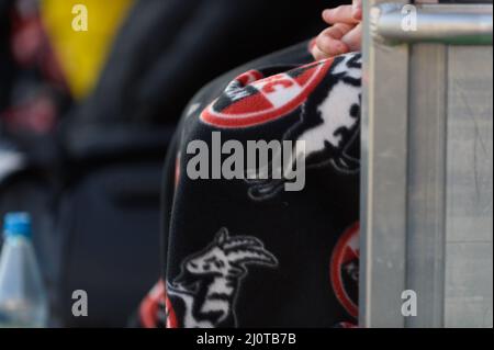 Jena, Deutschland. 20. März 2022. Decke mit 1. FC Köln Abzeichen vor dem Flyeralarm Frauen Bundesliga Spiel zwischen FC Carl Zeiss Jena und 1. FC Köln im Ernst-Abbe-Sportfeld, Jena. Sven Beyrich/SPP Kredit: SPP Sport Pressefoto. /Alamy Live News Stockfoto