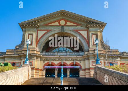 LONDON, Großbritannien - 19. MÄRZ 2022:Alexandra Palace, auch bekannt als Ally Pally, ist eine denkmalgeschützte Unterhaltungs- und Sportstätte Stockfoto