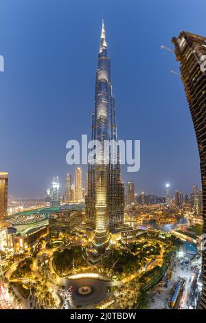 Dubai Burj Khalifa Wolkenkratzer Skyline Architektur bei Nacht Porträt in den Vereinigten Arabischen Emiraten Stockfoto