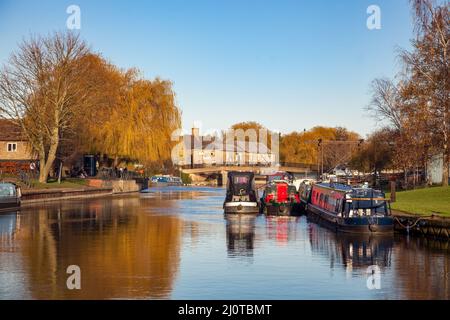 ELY, CAMBRIDGESHIRE, UK - NOVEMBER 23 : Blick entlang des Flusses Great Ouse bei Ely am 23. November 2012. Drei nicht identifizierte Personen Stockfoto