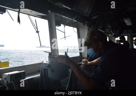 220122-N-EF547-1028 PHILIPPINISCHES MEER (JAN 22, 2022) Ensign Nate Kader, ein gebürtiger Brynn Mawr Penn., steht konnende Offizierswache an Bord des Ticonderoga-Klasse-Lenkrakenkreuzers USS Lake Champlain (CG 57), 22. Januar 2022. Als Teil der US-Pazifikflotte führen Einheiten, die Carl Vinson und Abraham Lincoln Carrier Strike Groups, America und Essex Amphibious Ready Groups, zusammen mit der japanischen Maritime Self-Defense Force zugewiesen sind, Schulungen durch, um eine freie und offene Region im Indo-Pazifik zu erhalten und zu schützen. (USA Navy Foto von Ensign Sarah Weinstein) Stockfoto