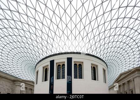 LONDON - MÄRZ 6 : Innenansicht des Großen Hofes im British Museum in London am 6. März 2013 Stockfoto