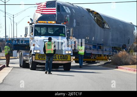 B-52 Stratofortress-Leitnummer 61-0009, Spitzname „Damage Inc. II“, beendete seine fast 1.500 Meilen lange Reise von Arizona nach Oklahoma am 22. Januar 2022, als es in der Boeing-Anlage in der Nähe der Tinker Air Force Base ankam. Der Rumpf wird mit dem linken Flügel wieder zusammengebaut und das Flugzeug wird als Modell für die von der Luftwaffe geleiteten Modernisierungsbemühungen der B-52-Flotte verwendet. (Luftwaffe Foto von Mark Hybers) Stockfoto