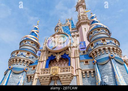 Cinderella Castle in der neuen rosa und blauen Farbe für die Feier 50. Stockfoto
