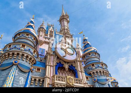Cinderella Castle in der neuen rosa und blauen Farbe für die Feier 50. Stockfoto