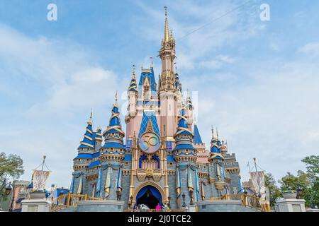 Cinderella Castle in der neuen rosa und blauen Farbe für die Feier 50. Stockfoto