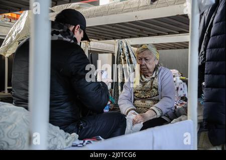 Lviv, Ukraine 20. märz 2022. Die Menschen leben in Turnhallen, die Zuflucht suchten, wo sie vor der russischen Invasion in die Ukraine flohen. Russische Truppen sind am 24. Februar in die Ukraine eingedrungen. Stockfoto