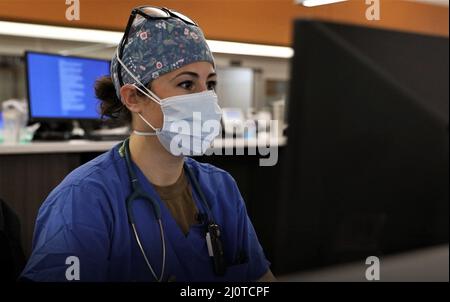 BUFFALO, N.Y. – U.S. Navy LT. Cmdr. Sarah Hull, eine Fachärztin für klinische Krankenschwestern, die dem Walter Reed National Medical Center, Navy Medicine Readiness and Training Command, Bethesda, Maryland, zugewiesen ist, überprüft vor der medizinischen Versorgung die medizinischen Patientendaten und unterstützt die COVID-Maßnahmen im Erie County Medical Center in Buffalo, New York, 23. Januar 2022. Das U.S. Northern Command setzt sich über die U.S. Army North weiterhin für die flexible Unterstützung des Verteidigungsministeriums für die COVID-Reaktion der gesamten Regierung ein. (USA Armee-Foto von SPC. Ashleigh Maxwell) Stockfoto