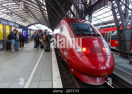 Thalys Zug Hochgeschwindigkeitszug in Köln Hauptbahnhof Hbf in Deutschland Stockfoto