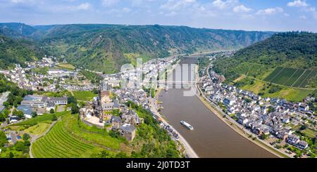 Stadt Cochem an der Mosel mit Schloss Reichsburg Panorama in Deutschland Stockfoto