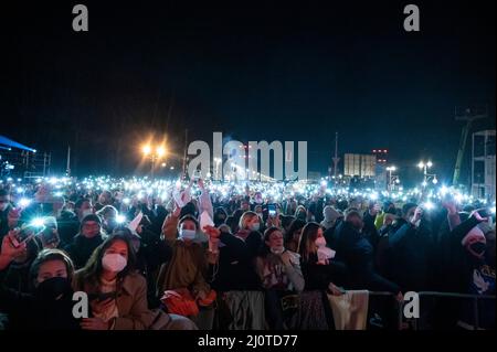 Berlin, Deutschland. 20. März 2022. Zahlreiche Zuschauer leuchten mit Handy-Taschenlampen, während die Band Silbermond auf der Bühne der Solidaritätskundgebung „Sound of Peace“ am Brandenburger Tor auftritt. Zahlreiche namhafte Künstler treten auf und demonstrieren ihre Unterstützung für die Ukraine, die von Russland angegriffen wird. Quelle: Christophe Gateau/dpa/Alamy Live News Stockfoto