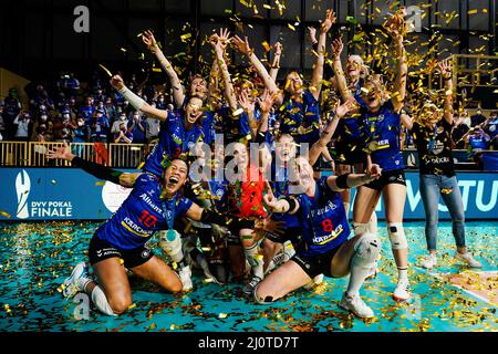 Wiesbaden, Deutschland. 20. März 2022. Volleyball, Damen: DVV Cup, MTV Stuttgart - Dresdner SC, Finale, Sporthalle am Platz der Deutschen Einheit. Die Stuttgarter Mannschaft jubelt mit dem Pokal über den Sieg. Quelle: Uwe Anspach/dpa/Alamy Live News Stockfoto