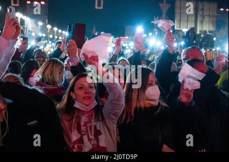 Berlin, Deutschland. 20. März 2022. Zahlreiche Zuschauer leuchten mit Handy-Taschenlampen, während die Band Silbermond auf der Bühne der Solidaritätskundgebung „Sound of Peace“ am Brandenburger Tor auftritt. Zahlreiche namhafte Künstler treten auf und demonstrieren ihre Unterstützung für die Ukraine, die von Russland angegriffen wird. Quelle: Christophe Gateau/dpa/Alamy Live News Stockfoto