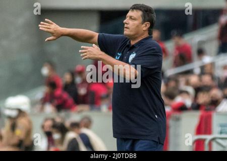 Curitiba, Brasilien. 20. März 2022. PR - Curitiba - 03/20/2022 - PARANAENSE 2022, ATHLETICO-PR X LONDRINA - Adilson Batista Trainer von Londrina während eines Spiels gegen Athletico-PR im Stadion Arena da Baixada für die Paranaense Meisterschaft 2022. Foto: Robson Mafra/AGIF/Sipa USA Quelle: SIPA USA/Alamy Live News Stockfoto