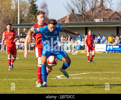 Warrington, 19. März 2022. An einem sonnigen Samstagnachmittag veranstaltete der FC Warrington Rylands 1906 in der Gorsey Lane ein Fußballspiel gegen den FC Market Drayton. Stockfoto