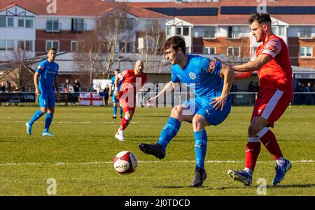 Warrington, 19. März 2022. An einem sonnigen Samstagnachmittag veranstaltete der FC Warrington Rylands 1906 in der Gorsey Lane ein Fußballspiel gegen den FC Market Drayton. Stockfoto