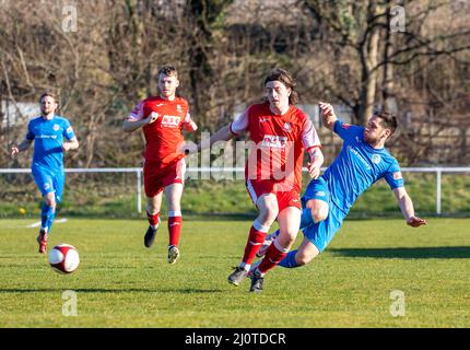 Warrington, 19. März 2022. An einem sonnigen Samstagnachmittag veranstaltete der FC Warrington Rylands 1906 in der Gorsey Lane ein Fußballspiel gegen den FC Market Drayton. Stockfoto