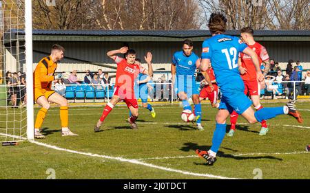 Warrington, 19. März 2022. An einem sonnigen Samstagnachmittag veranstaltete der FC Warrington Rylands 1906 in der Gorsey Lane ein Fußballspiel gegen den FC Market Drayton. Stockfoto