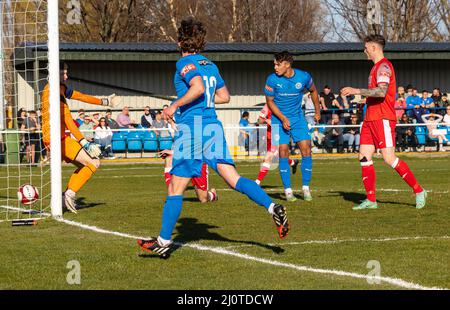 Warrington, 19. März 2022. An einem sonnigen Samstagnachmittag veranstaltete der FC Warrington Rylands 1906 in der Gorsey Lane ein Fußballspiel gegen den FC Market Drayton. Stockfoto