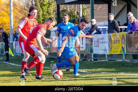 Warrington, 19. März 2022. An einem sonnigen Samstagnachmittag veranstaltete der FC Warrington Rylands 1906 in der Gorsey Lane ein Fußballspiel gegen den FC Market Drayton. Stockfoto