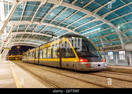 Moderne Stadtbahn Metro do Porto Straßenbahn Straßenbahn öffentlichen Verkehrsmitteln Verkehr an der Haltestelle Flughafen in Portugal Stockfoto