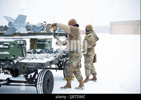 Waffenlader der US-Luftwaffe, Tech. Sgt. Adam Pawlicki und Meister Sgt. Steve Przyojski, (von links), dem 180. Fighter Wing der Ohio National Guard zugewiesen, trotzt der Kälte und dem Schnee, um Trainingskilosse von Air Intercept herunterzuladen, die als AIM-9 bezeichnet werden, 24. Januar 2022. Der 180FW führt tägliche Schulungen durch, die in realistischen Umgebungen unter realistischen Bedingungen durchgeführt werden, um sicherzustellen, dass unsere Truppen das höchste Niveau an Kompetenz und Bereitschaft für den weltweiten Einsatz aufrechterhalten. Foto der US Air National Guard von Senior Master Sgt. Beth Holliker. Stockfoto