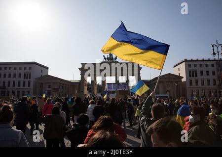Berlin, Deutschland. 20. März 2022. Am 30. März 2022 protestierten Menschen vor dem Brandenburger Tor in Berlin gegen den Krieg Russlands in der Ukraine. (Foto: Michael Kuenne/PRESSCOV/Sipa USA) Quelle: SIPA USA/Alamy Live News Stockfoto