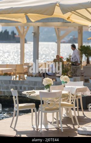 Restaurant im Freien im Dorf Perast in der Bucht von Kotor, Montenegro. Stockfoto