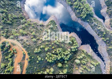 Luftdrohnenansicht eines Staudamms voller Wasser im Wald. Lefkara Wasserreservoir Larnaka Zypern Stockfoto