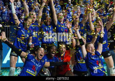 Wiesbaden, Deutschland. 20. März 2022. Spieler von Allianz MTV Stuttgart nach dem Gewinn des Damen-DVV-Pokal-Finalmatches 2021/2022 zwischen Allianz MTV Stuttgart und dem Dresdner SC in der Sporthalle am Platz der Deutschen Einheit in Wiesbaden. Norina Toenges/Sports Press Foto: SPP Sport Press Foto. /Alamy Live News Stockfoto