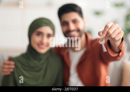 Junge Ehegatten Aus Dem Nahen Osten Zeigen Zu Hause Den Neuen Hausschlüssel Stockfoto