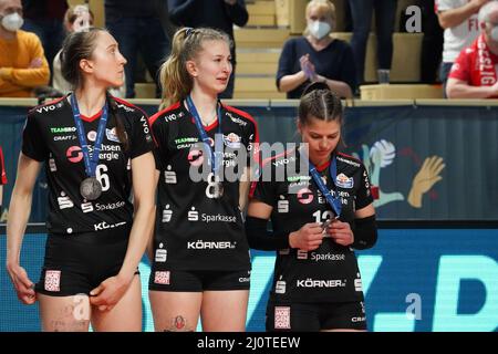 Wiesbaden, Deutschland. 20. März 2022. Jennifer Janiska (6 Dresden), Monique Strubbe (8 Dresden) und Sophie Dreblow (12 Dresden) sehen nach dem Abspielen des DVV Pokal-Finalfinales 2021/2022 zwischen Allianz MTV Stuttgart und dem Dresdner SC in der Sporthalle am Platz der Deutschen Einheit in Wiesbaden depriziert aus. Norina Toenges/Sports Press Foto: SPP Sport Press Foto. /Alamy Live News Stockfoto