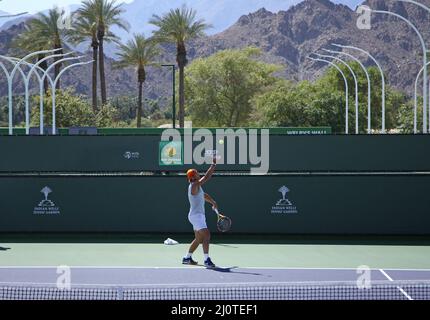 Indian Wells, Usa. 20. März 2022. Rafael Nadal aus Spanien trifft einen Aufschlag, während er sich vor dem Endspiel seiner Männer gegen den Amerikaner Taylor Fritz bei den BNP Paribas Open in Indian Wells, Kalifornien, am Sonntag, den 20. März 2022, aufwärmt. Foto von David Silpa/UPI Credit: UPI/Alamy Live News Stockfoto