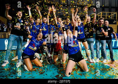 Wiesbaden, Deutschland. 20. März 2022. Volleyball, Damen: DVV Cup, MTV Stuttgart - Dresdner SC, Finale, Sporthalle am Platz der Deutschen Einheit. Die Stuttgarter Mannschaft jubelt mit dem Pokal über den Sieg. Quelle: Uwe Anspach/dpa/Alamy Live News Stockfoto