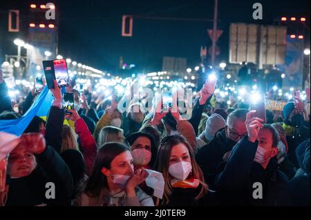 Berlin, Deutschland. 20. März 2022. Zahlreiche Zuschauer leuchten mit Handy-Taschenlampen, während die Band Silbermond auf der Bühne der Solidaritätskundgebung „Sound of Peace“ am Brandenburger Tor auftritt. Zahlreiche namhafte Künstler treten auf und demonstrieren ihre Unterstützung für die Ukraine, die von Russland angegriffen wird. Quelle: Christophe Gateau/dpa/Alamy Live News Stockfoto