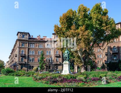 Schöne alte bemalte Gebäude in Kodaly Korond, Budapest, Ungarn, einem Platz an der Kreuzung von Andrassy Ave und Szinyei Merse utca. Stockfoto