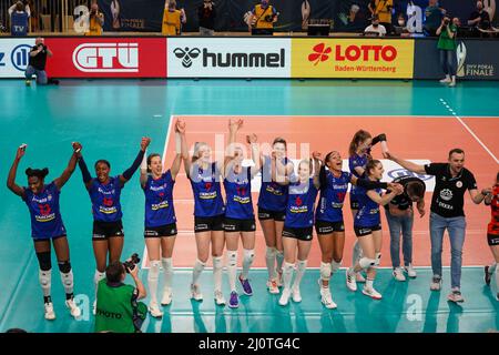 Wiesbaden, Deutschland. 20. März 2022. Spieler von Allianz MTV Stuttgart nach dem Gewinn des Damen-DVV-Pokal-Finalmatches 2021/2022 zwischen Allianz MTV Stuttgart und dem Dresdner SC in der Sporthalle am Platz der Deutschen Einheit in Wiesbaden. Norina Toenges/Sports Press Foto: SPP Sport Press Foto. /Alamy Live News Stockfoto