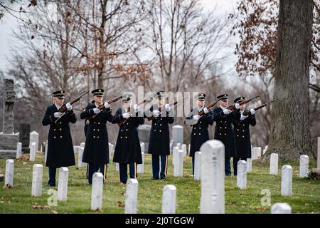 Eine Schießerei des us-Infanterie-Regiments (The Old Guard) aus dem jahr 3D feuert 3-Gewehr-Volleys während der militärischen Beerdigung mit Begräbnisbegleitung für den General der US-Armee Montgomery Meigs in Abschnitt 1 des Arlington National Cemetery, Arlington, Virginia, 25. Januar 2022. Meigs war von 1998 bis 2002 Leiter der US Army Europe und der Siebten Armee, wo er die NATO-Friedenstruppe in Bosnien befehligte. 1967 absolvierte er die US-Militärakademie und leitete eine gepanzerte Kavallerieeinheit in Vietnam sowie die Panzerdivision 1. im Persischen Golfkrieg. Meigs wurde nach seinem Ur-Ur-Ur-Großunc benannt Stockfoto