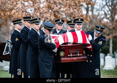 Soldaten des us-Infanterie-Regiments 3D (The Old Guard) unterstützen militärische Begräbnisfeiern mit Begräbnisbegleitung für den General der US-Armee Montgomery Meigs in Abschnitt 1 des Arlington National Cemetery, Arlington, Virginia, 25. Januar 2022. Meigs war von 1998 bis 2002 Leiter der US Army Europe und der Siebten Armee, wo er die NATO-Friedenstruppe in Bosnien befehligte. 1967 absolvierte er die US-Militärakademie und leitete eine gepanzerte Kavallerieeinheit in Vietnam sowie die Panzerdivision 1. im Persischen Golfkrieg. Meigs wurde nach seinem Ur-Ur-Ur-Großonkel benannt, der während der CI diente Stockfoto