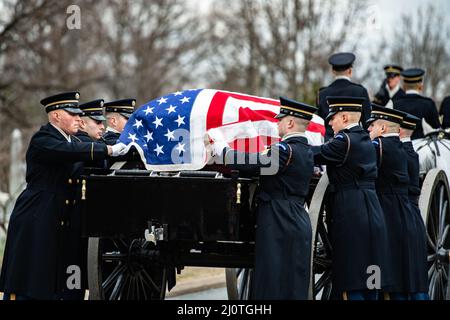 Soldaten des us-Infanterie-Regiments 3D (The Old Guard) unterstützen militärische Begräbnisfeiern mit Begräbnisbegleitung für den General der US-Armee Montgomery Meigs in Abschnitt 1 des Arlington National Cemetery, Arlington, Virginia, 25. Januar 2022. Meigs war von 1998 bis 2002 Leiter der US Army Europe und der Siebten Armee, wo er die NATO-Friedenstruppe in Bosnien befehligte. 1967 absolvierte er die US-Militärakademie und leitete eine gepanzerte Kavallerieeinheit in Vietnam sowie die Panzerdivision 1. im Persischen Golfkrieg. Meigs wurde nach seinem Ur-Ur-Ur-Großonkel benannt, der während der CI diente Stockfoto