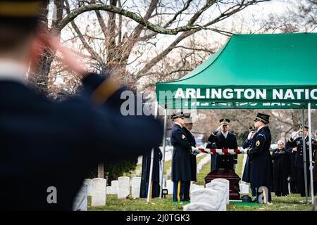 Soldaten des us-Infanterie-Regiments 3D (The Old Guard), der U.S. Army Band, „Pershing’s Own“ und des us-Infanterie-Regiments caisson Platoon 3D führen militärische Begräbnisfeiern mit Begräbniseskorte für den US-Armeegeneral Montgomery Meigs in Abschnitt 1 des Nationalfriedhofs von Arlington, Arlington, Virginia, 25. Januar 2022. Meigs war von 1998 bis 2002 Leiter der US Army Europe und der Siebten Armee, wo er die NATO-Friedenstruppe in Bosnien befehligte. 1967 absolvierte er die US-Militärakademie und leitete eine gepanzerte Kavallerieeinheit in Vietnam und die Panzerdivision 1. im Persischen Golf Stockfoto