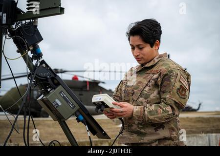 Rumänien. 6. März 2022. US Air Force Staff Sgt. Amber Cordova, Wetterbeauftragter des Personals, der dem Expeditionary Combat Weather Squadron 13. zugewiesen wurde, sammelt Wetterdaten in Rumänien, 6. März 2022. 13. ECWS SWOs, die dem Air Ground Operations Wing von 435. zugewiesen wurden, integrieren sich in Einheiten der US-Armee, um zeitnahe Wetteraktualisierungen zur Unterstützung der NATO- und Partneroperationen bereitzustellen. Quelle: U.S. Air Force/ZUMA Press Wire Service/ZUMAPRESS.com/Alamy Live News Stockfoto